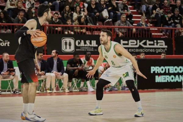 El Amics Castelló cae ante el Grupo Alega Cantabria pero consigue salvar el basketaverage