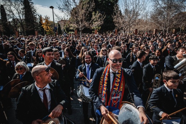 Mil doscientos músicos homenajean con un pasodoble al Levante en su 115 aniversario