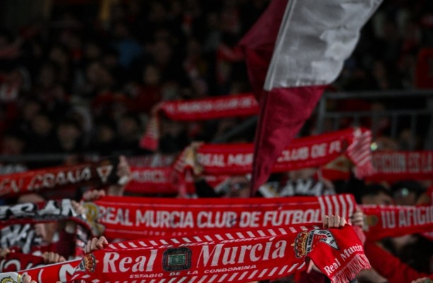 El Real Murcia sancionará a quienes lanzaron botellas al campo y haya identificado