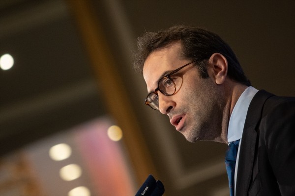 La deuda cierra 2024 en el 101,8% del PIB, tras caer más de tres puntos, y mejora el objetivo del Gobierno
