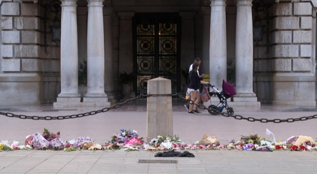 Un homenaje floral en la plaza del Ayuntamiento de València llora a las víctimas de la Dana