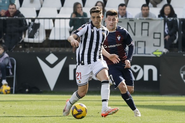 Álex Calatrava, con ocho asistencias, vuelve a ser el mejor asistente de Segunda División