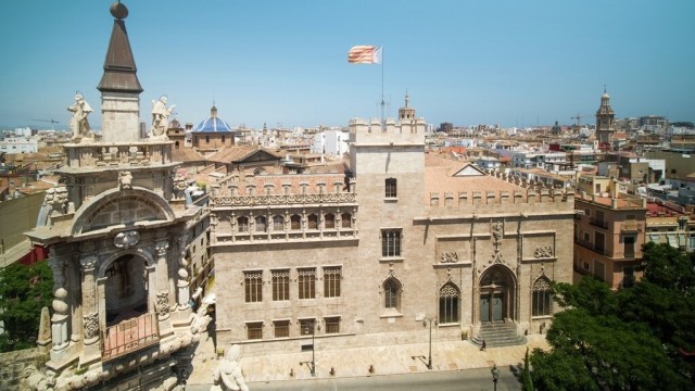 El Ayuntamiento adelanta el vallado de la Lonja y amplía el número de monumentos protegidos en Fallas