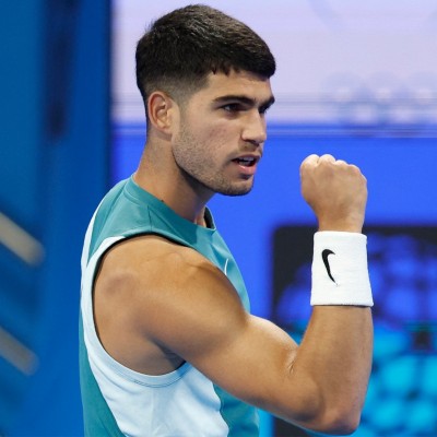 Alcaraz debuta con solidez en Doha ante Cilic y avanza a la segunda ronda en la capital de Catar