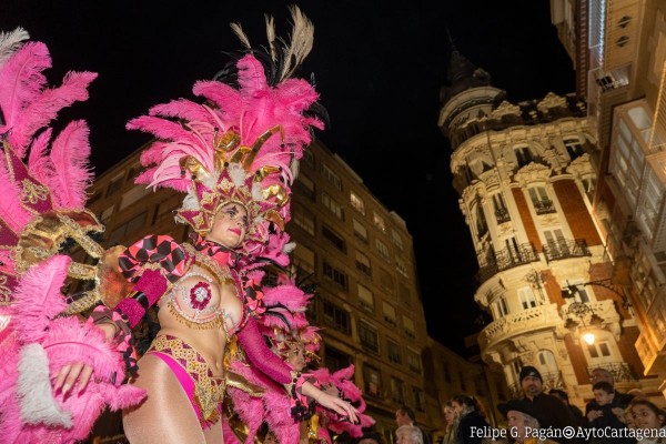 El Carnaval de Cartagena 2025 arranca con el pregón de Eduardo Navarrete y un desfile inaugural