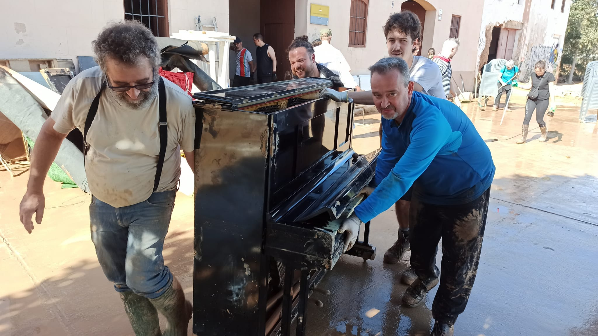 Miembros del colectivo Sedajazz trasladan un piano después de que su sede, oficinas y su escuela quedaron anegadas bajo el agua y el fango el pasado 29 de octubre por la DANA. Foto: EFE/Sedajazz - 