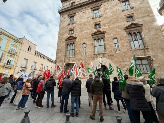 Funcionarios de justicia protestan ante la Generalitat tras 
