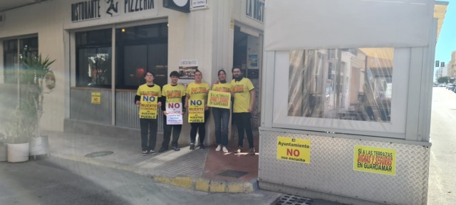 Hosteleros de Guardamar cargan contra la retirada de tarimas y cerramientos de terrazas: declararán al alcalde persona non-grata