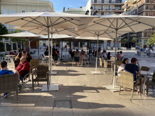 Amics del Carme piden al Ayuntamiento que se ejecute la reducción de terrazas en la plaza de la Virgen 