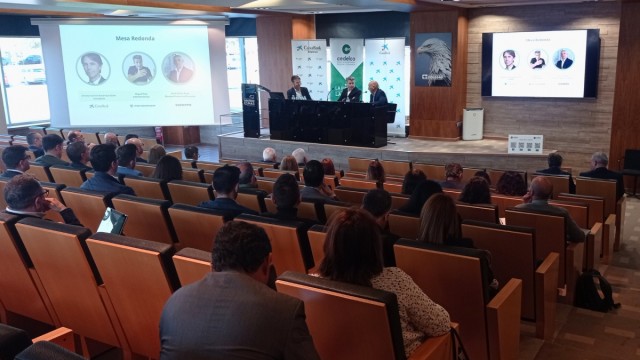 Cedelco y Caixabank analizan los medios de cobro y pago en el negocio internacional
