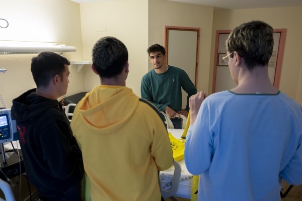 Gerard Moreno visita a los seguidores agredidos tras el partido ante el Valencia