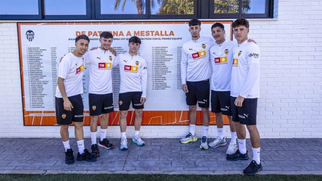 'De Paterna a Mestalla', un mural que no deja de crecer en el aniversario de la Ciutat Esportiva
