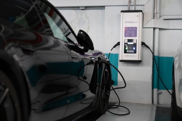 Los coches electrificados tendrán el 33% de cuota en 2030 y los híbridos no enchufables el 40% este año