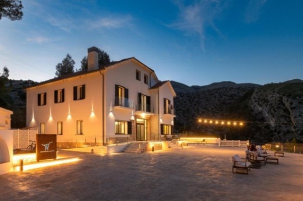 La cadena holandesa Young Hotels aterriza en la Comunitat y abre un hotel en La Vall de Laguar