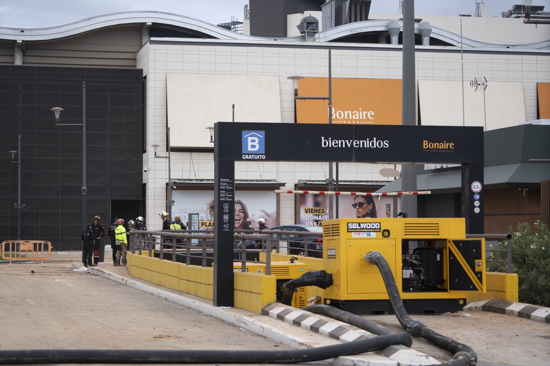 Bonaire evacuó el aparcamiento pero no sabía con seguridad si quedaron personas dentro