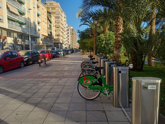 Elche cerró 2025 con un déficit total de 549.000 euros de zona azul, grúa y Bicielx
