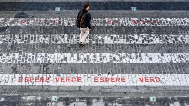 El Ayuntamiento instala en el suelo de un paso de peatones unas baldosas luminosas que replican el estado de los semáforos
