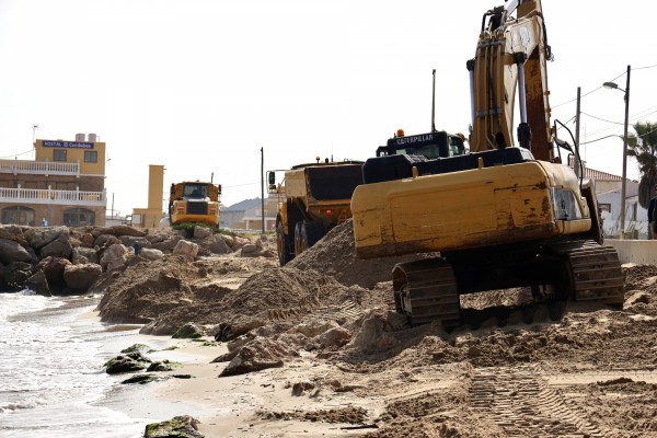 Costas trasvasa arena procedente de la Escollera de Cullera para regenerar las playas del sur