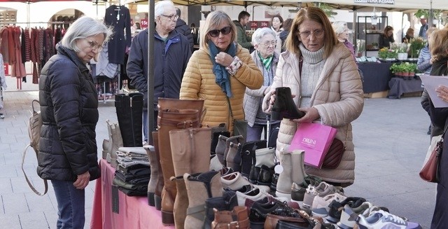 La Fira Outlet de Vila-real torna a la plaça Major de la localitat amb descomptes de més de 15 tendes
