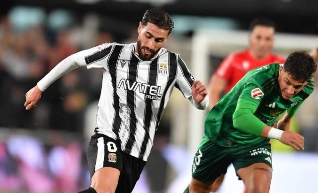 Luis Muñoz es operado de una lesión de rodilla y casi dice adiós a la temporada con el Efesé