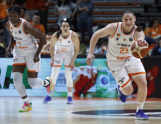 El Valencia arrolla al potente Mersin y acaricia las semifinales de la Euroliga