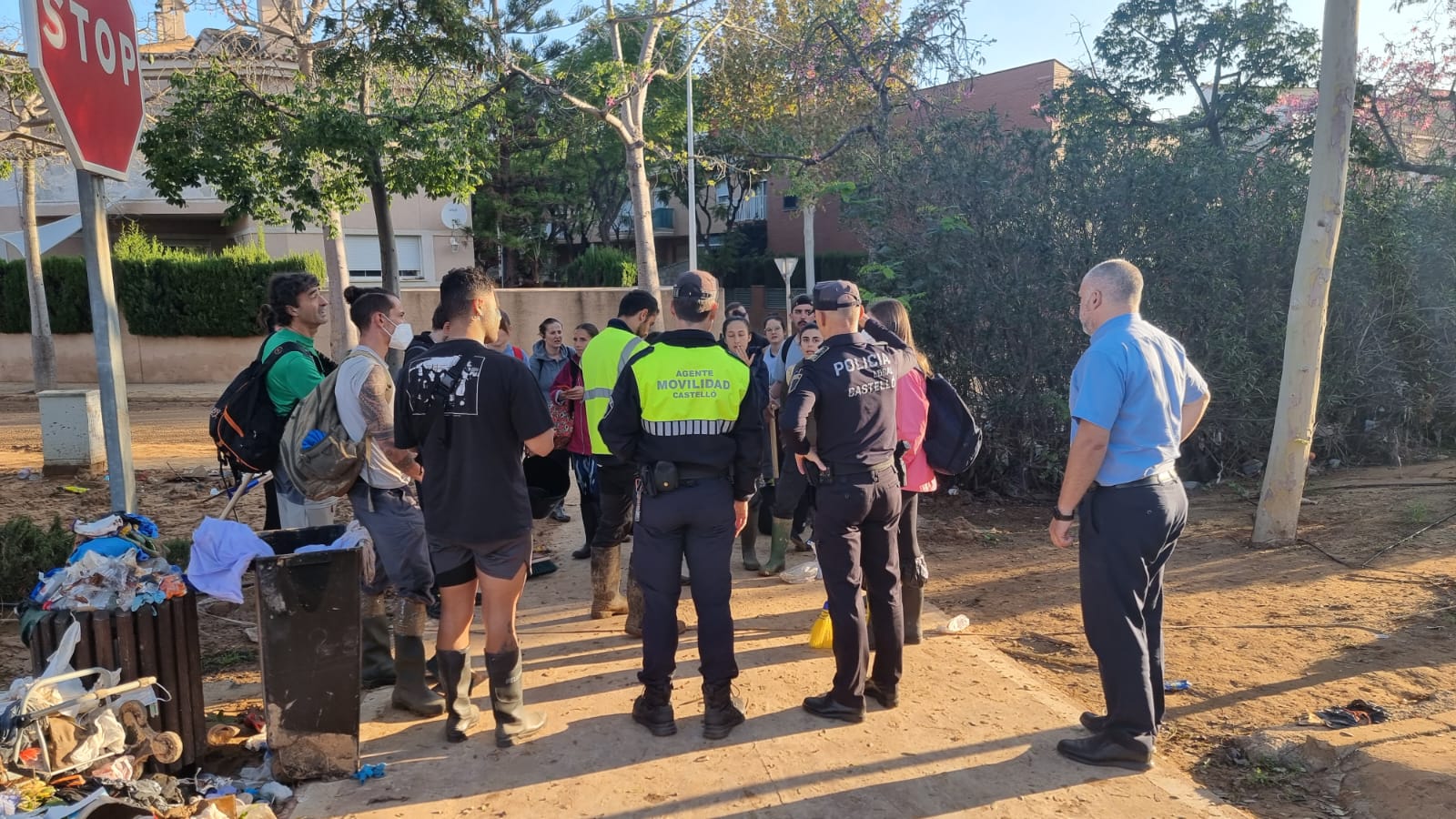 Voluntarios para limpieza y fontaneros de Castelló prestan ayuda en Picanya y Paiporta
