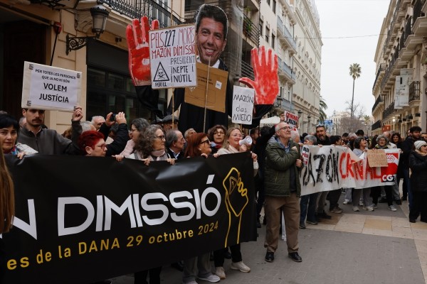 Afectados por la Dana se concentran en Les Corts para pedir la dimisión de Mazón