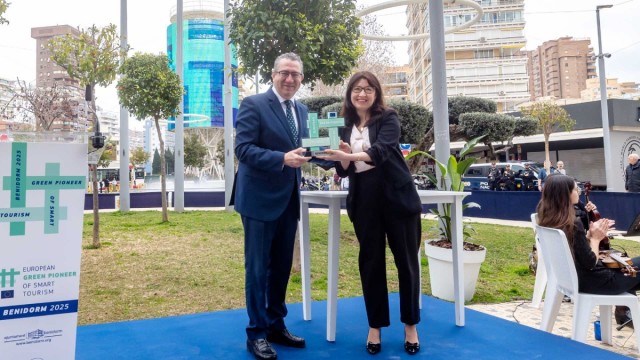 Benidorm recibe el distintivo europeo como Pionero Verde del Turismo Inteligente 