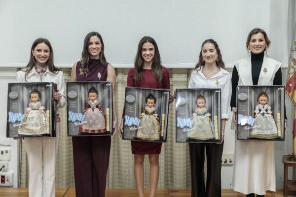 Famosa recauda 15.100 euros a favor de los afectados por la dana con la subasta solidaria de cinco ediciones exclusivas de Nancy Fallera