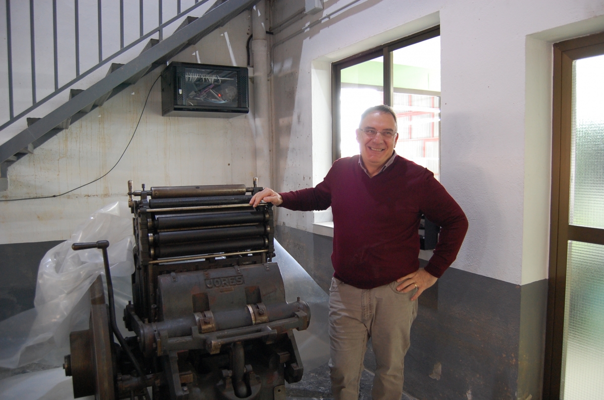Miguel Selvi con la primera imprenta de Gráficas Selvi.