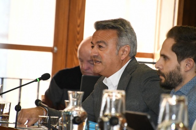 El PSPV y Compromís de Xàbia exigen a la alcaldesa que revoque las delegaciones del edil de Vox denunciado por acoso sexual