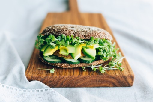 Entre pan y sin rastro de proteína animal: los bocadillos también son para veganos y vegetarianos 