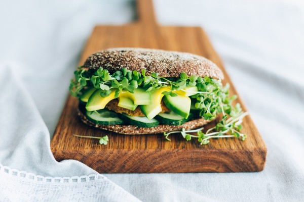 Entre pan y sin rastro de proteína animal: los bocadillos también son para veganos y vegetarianos 