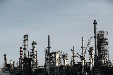 El brent cae un 0,75 % al rebajarse los temores de interrupción del suministro en el Golfo