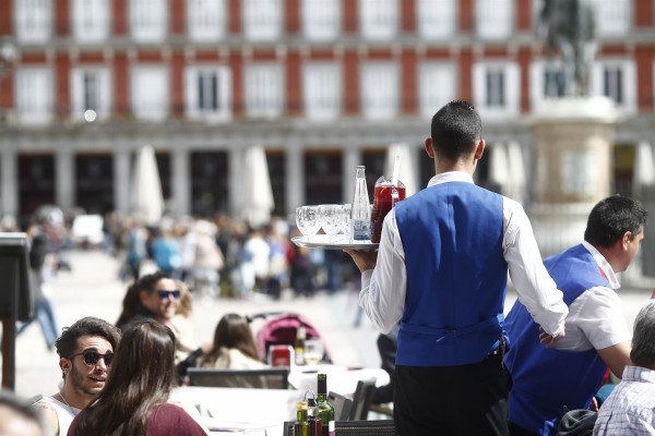 La actividad del sector servicios en España siguió creciendo en agosto, pero a un ritmo más moderado