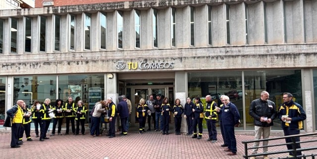 Concentración de trabajadores de Correos de Alcoy por falta de personal: consiguen que se cubran cuatro bajas
