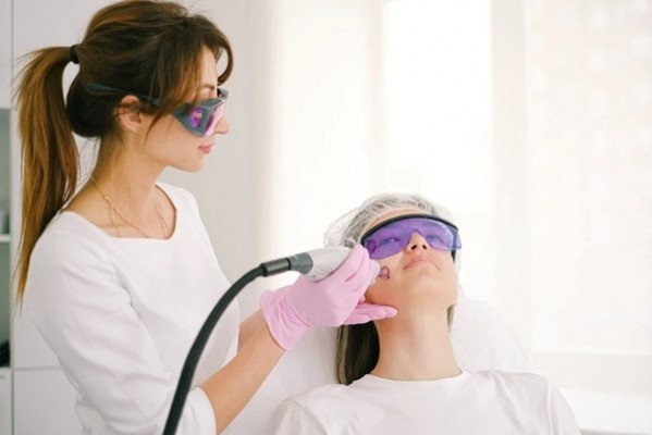 Tratamientos láser para la piel: estos son los beneficios dermatológicos