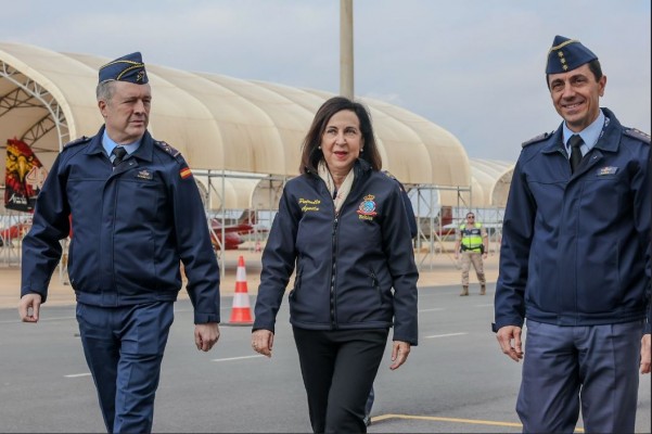 La ministra Robles rinde tributo a la Patrulla Águila en San Javier y carga contra Trump por 