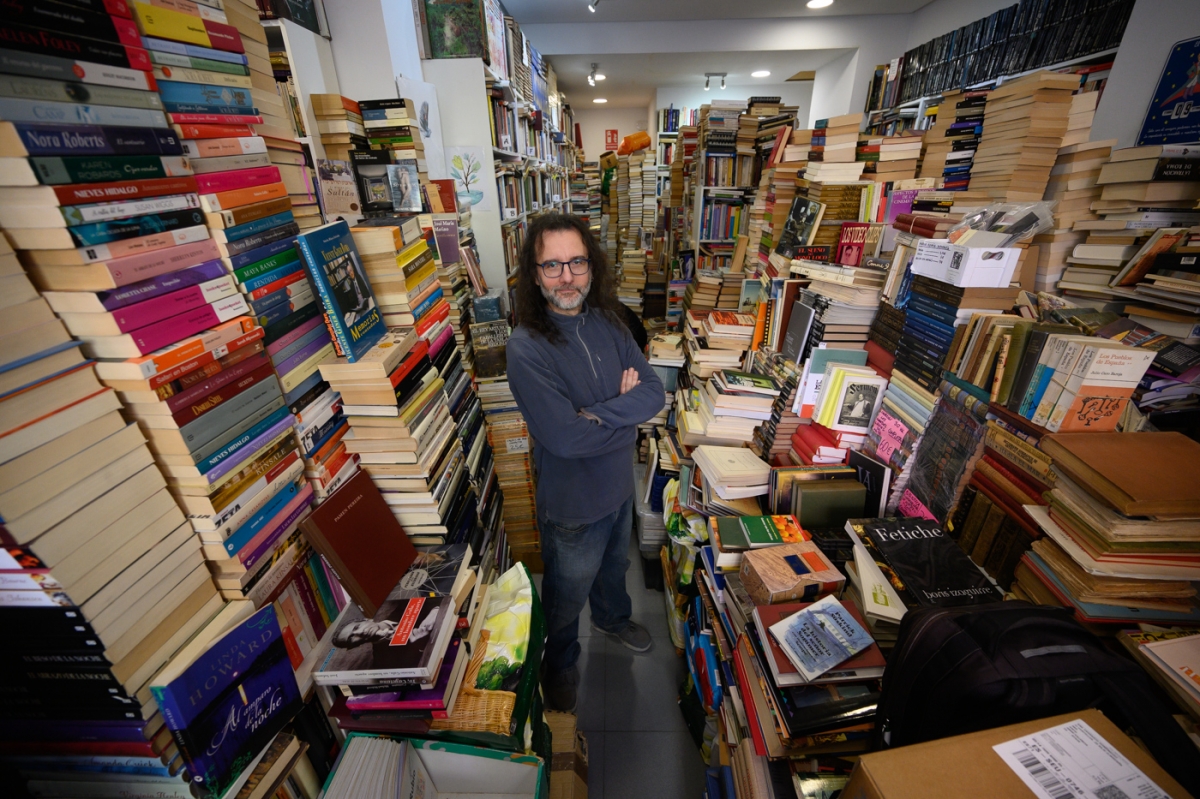 Marcos trabaja entre columnas de libros