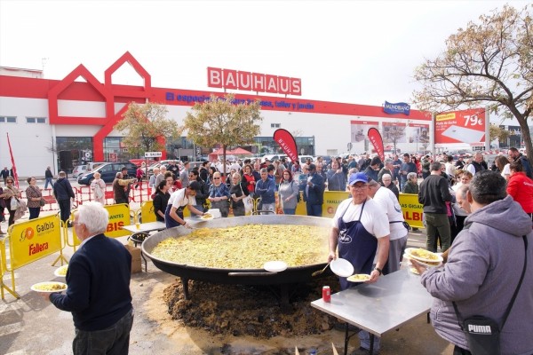 Bauhaus Alfafar reabre tras la Dana en un reencuentro con más de 1.500 asistentes y paella popular