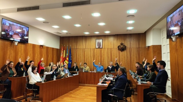El Pleno aprueba el nombramiento de Amadeo Valoria como Caballero Cubierto 2025