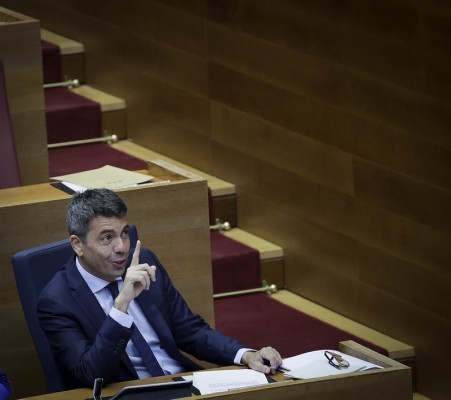 Mazón tiene que comprarse un stock de libretas negras
