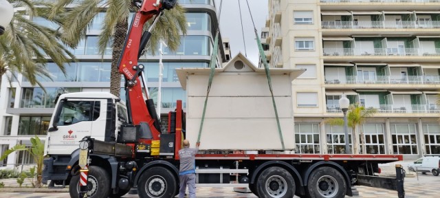 Los últimos 'hippies' de La Explanada de Alicante retiran sus puestos a la espera del Puerto