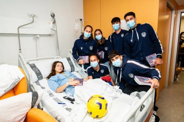 Plantillas del Levante y Levante femenino visitan a los niños hospitalizados en el Clínico