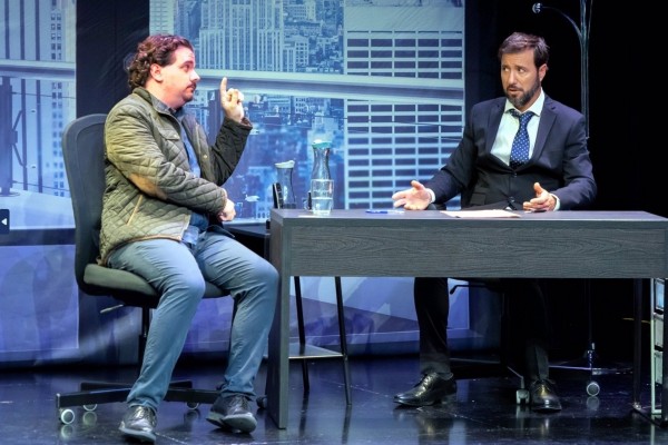 El hombre que pidió un préstamo a cambio de su palabra de honor: Elvira Pineda dirige la obra teatral 'El Crédito'