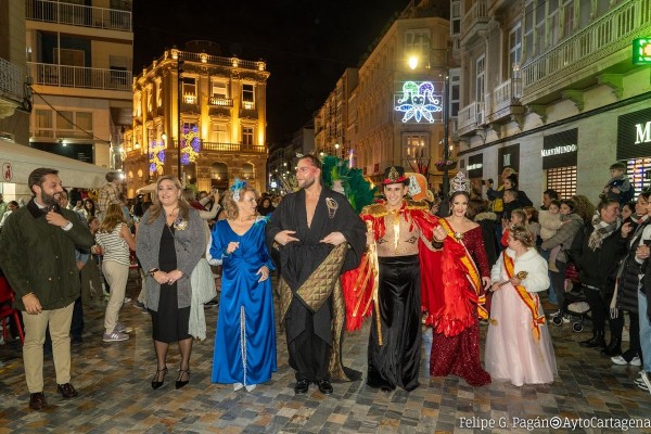 El diseñador Eduardo Navarrete viste de glamour y magia el Carnaval de Cartagena: así fue el pregón de este 'maestro de la costura'