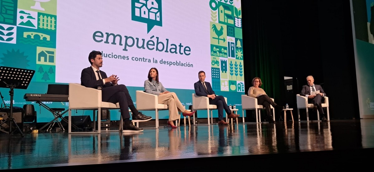 La vicepresidenta de la Diputación, María Ángeles Pallarés, segunda por la izquierda. - Foto: DIPCAS