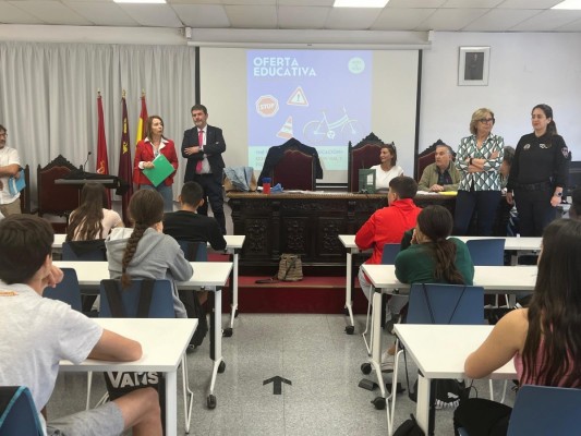 Policías locales darán lecciones sobre el uso del patinete a los alumnos de 3º de la ESO del municipio