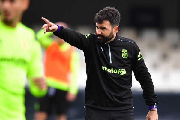 El Efesé, tras cinco derrotas seguidas, busca sorprender al Elche en el Martínez Valero