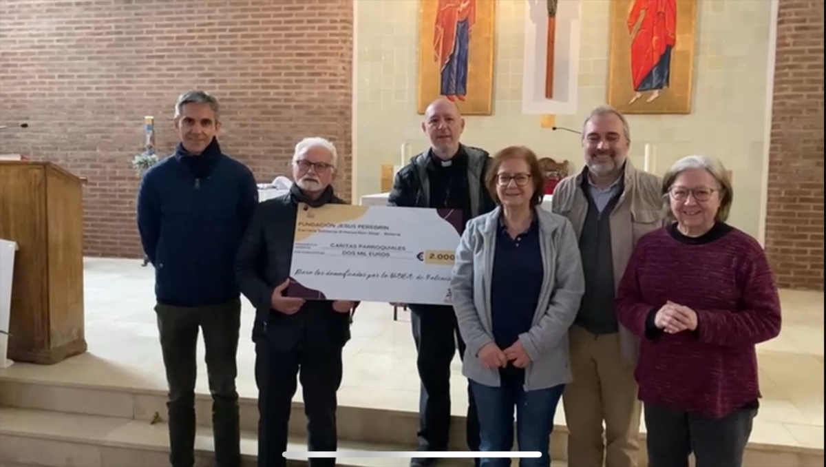 Representantes de la Fundación Peregrín con los responsables de Cáritas de Catarroja. - Foto: FUNDACIÓN JESÚS PEREGRÍN